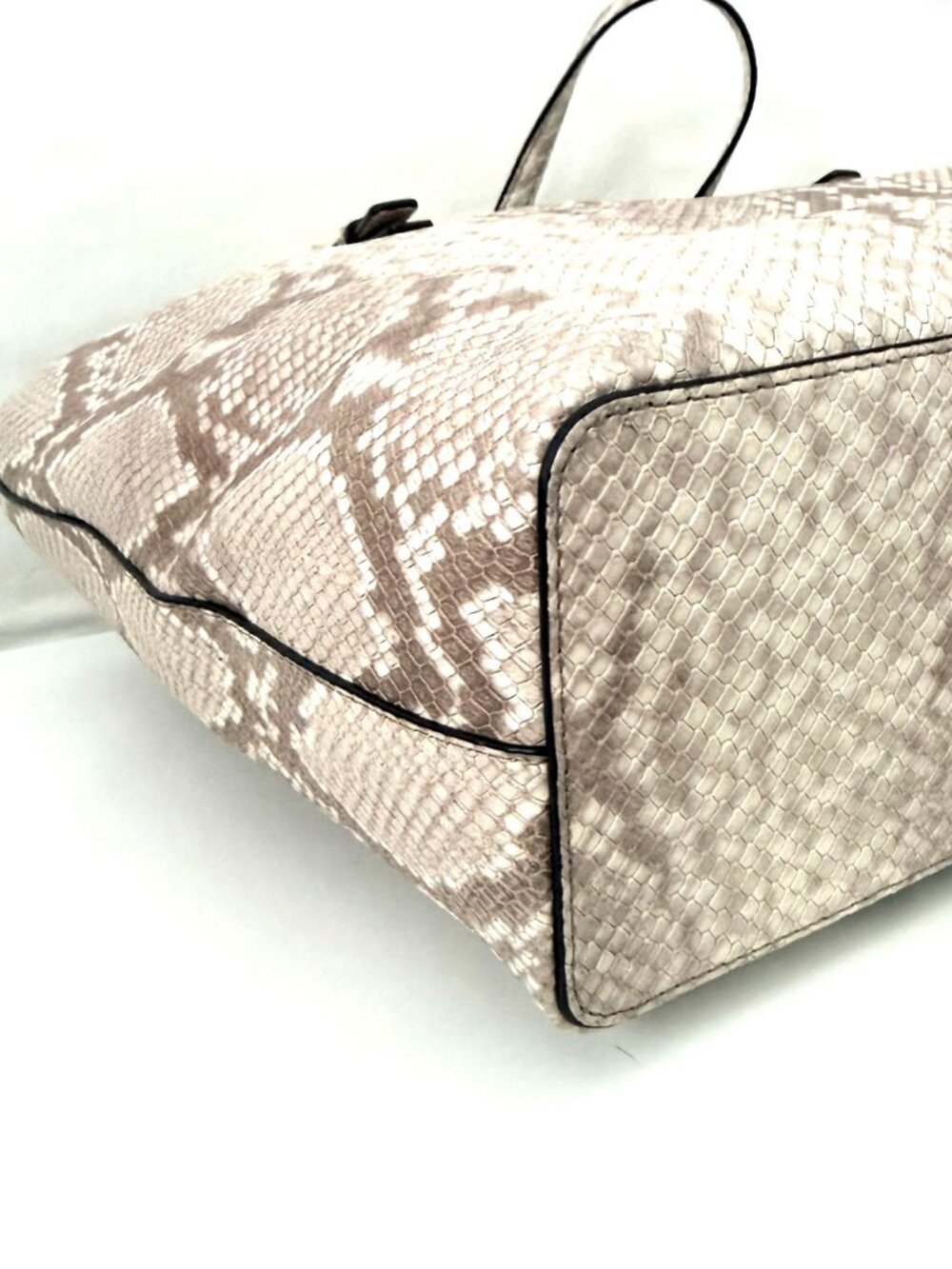 ๐ Michael Kors Large Python-Embossed Tote & Wallet Set ๐ - Picture 7 of 14